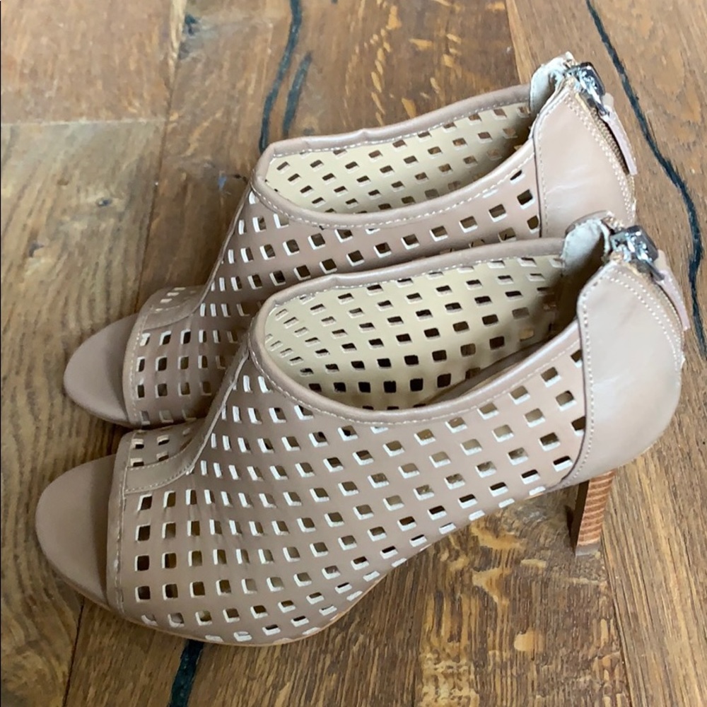 TAHARI “Chris” peep toe sandals